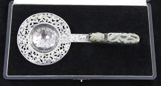 A Chinese grey jade dragon belt hook, 19th century, jade belt hook length 8.1cm, total length 19.5cm, fitted case